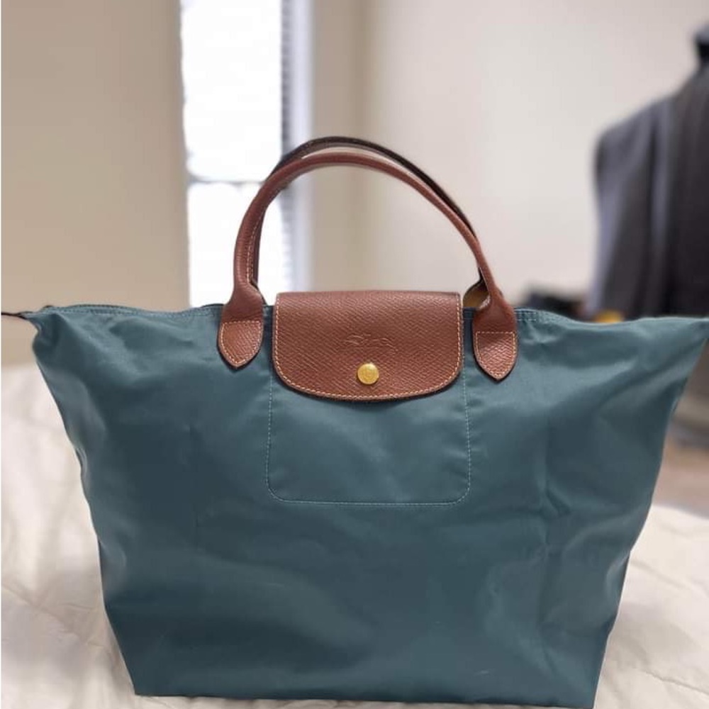 Longchamp. Medium, short handle.Authentic, bought in Paris.